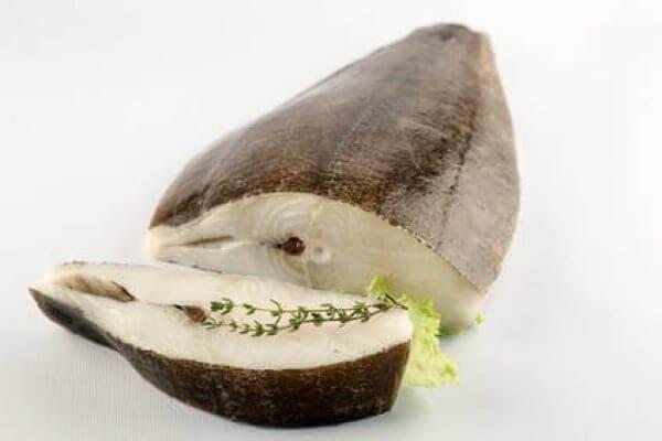 rohes Heilbuttfilet, aufgeschnitten und dekoriert