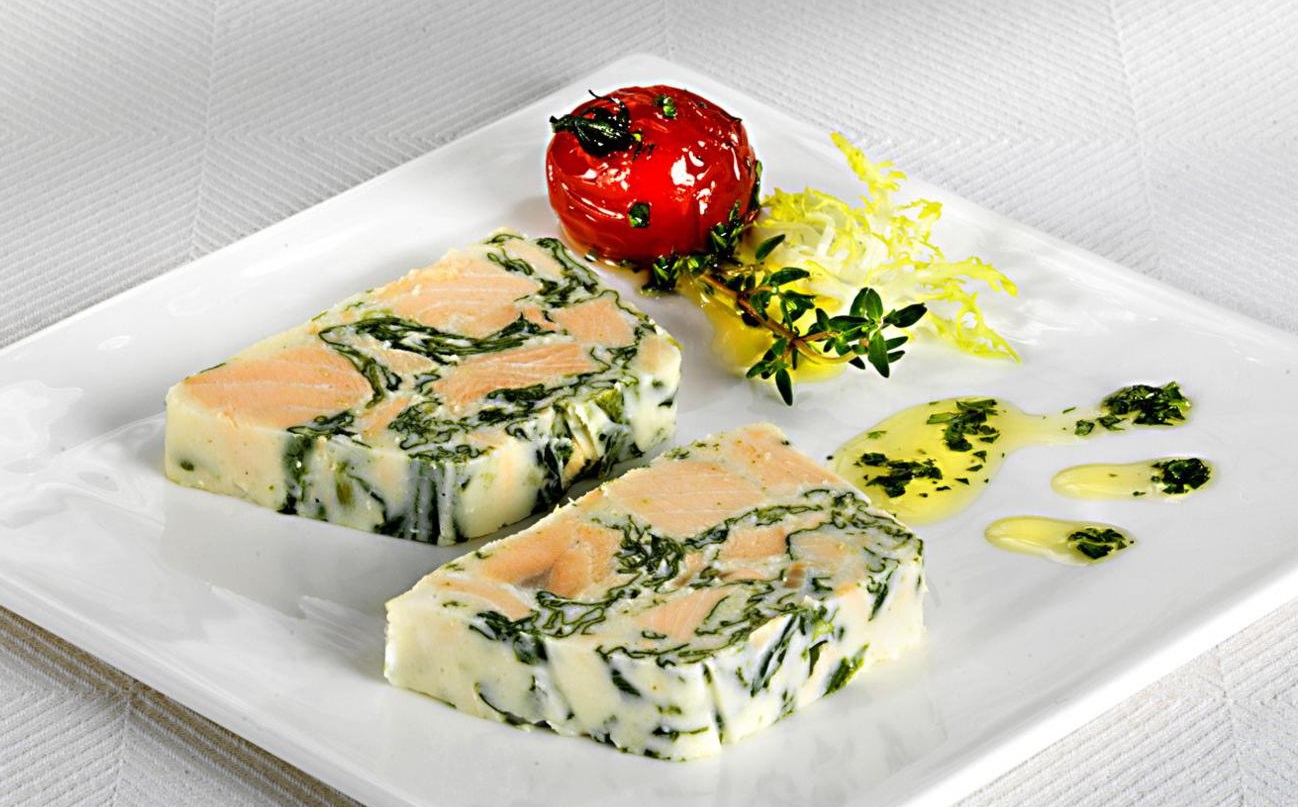 zwei Scheiben Lachsterrine mit Spinat, Tomate und Kräutern a