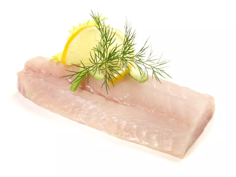 rohes Kabeljaufilet mit Zitrone und Dill garniert