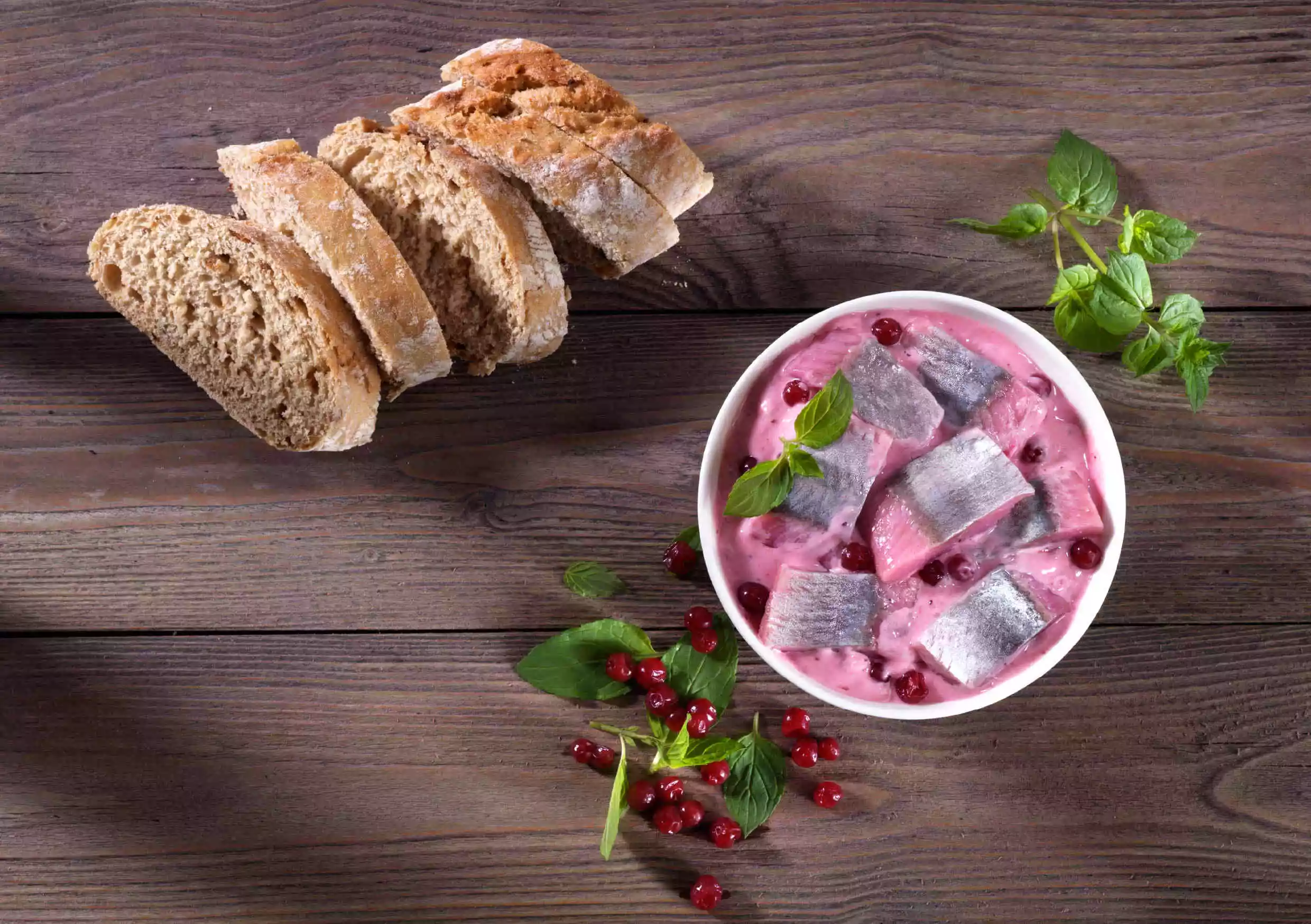 Heringssalat in Sahnesoße mit Brot und Kräutern