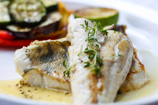 gebratenes Zanderfilet mit Kräutern und Grillgemüse auf Tell