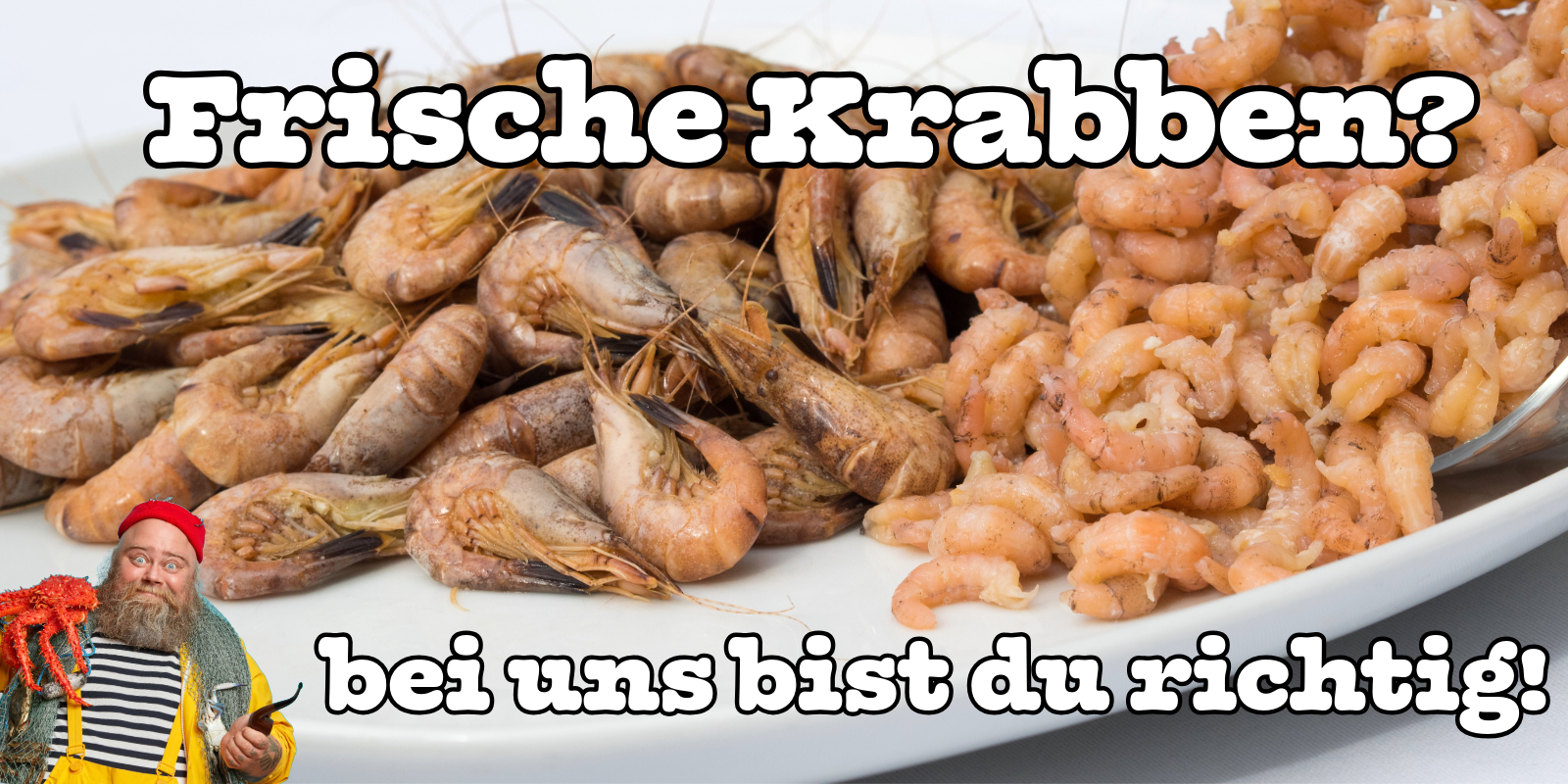 Ein Teller mit frischen Krabben, dazu ein Mann in maritimer Kleidung, der eine Krabbe in der Hand hält, mit dem Text 'Frische Krabben? Bei uns bist du richtig!'