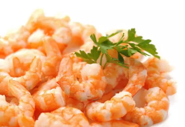 gegarte Garnelen ohne Schale mit Petersilie garniert
