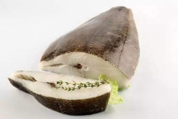 rohes Heilbuttfilet, aufgeschnitten und dekoriert