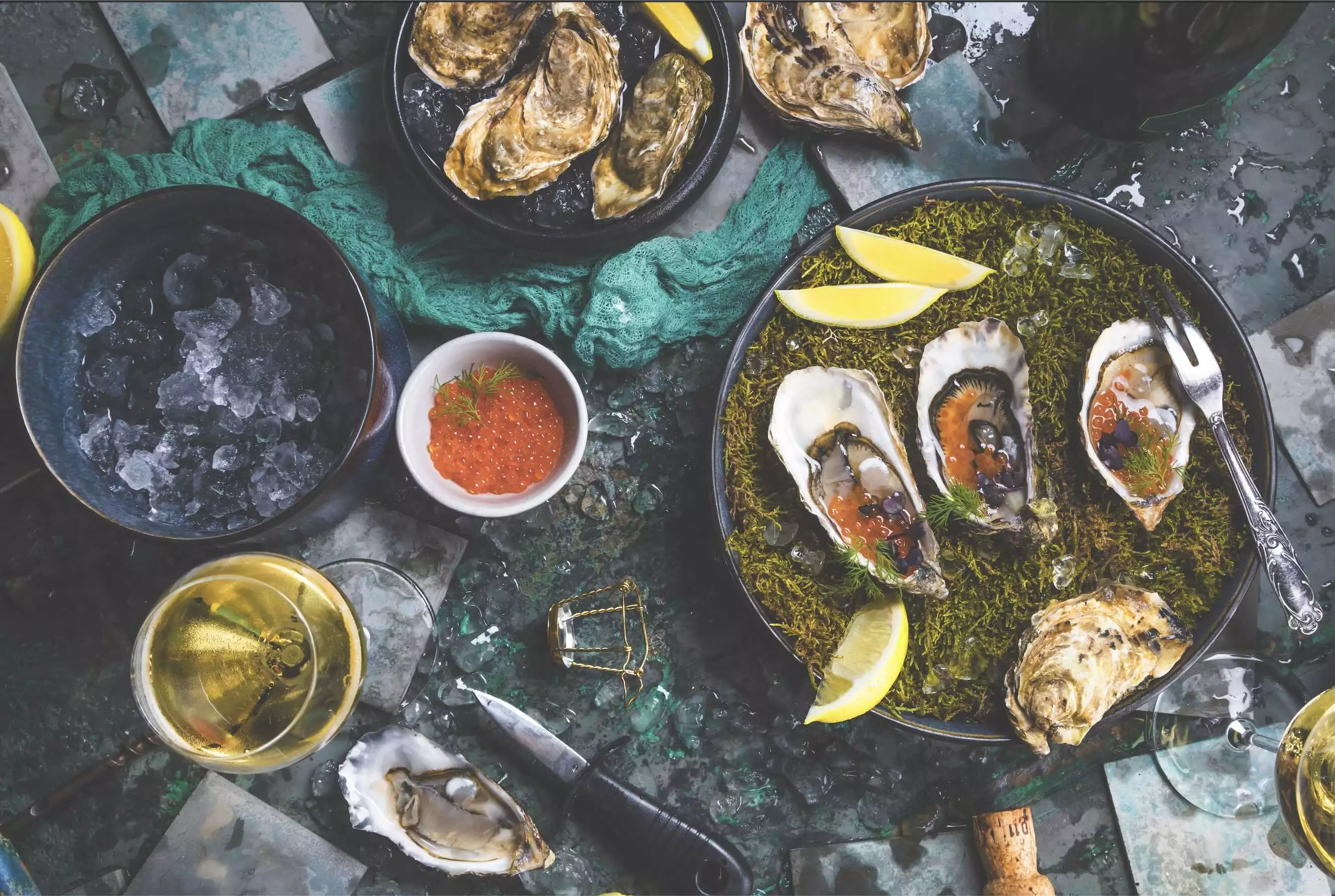 frische Austern mit Kaviar, Zitronen und Eis serviert