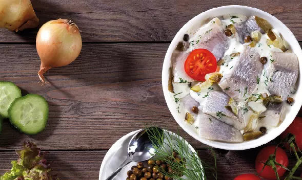 Heringsfilet in Sahnesoße mit Tomate, Zwiebeln und Gewürzgur