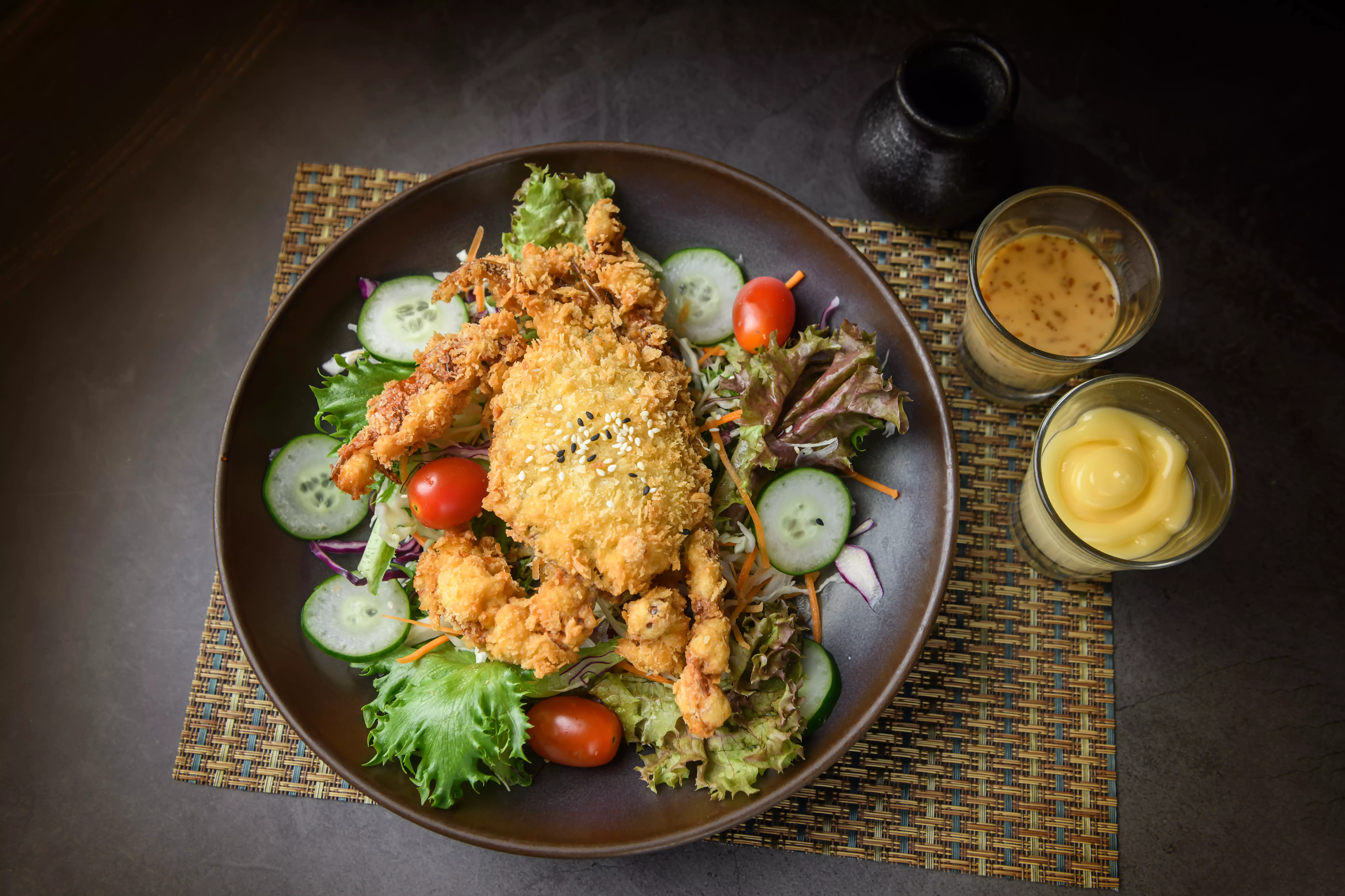 frittierte Soft Shell Crab auf gemischtem Salat mit Dressing