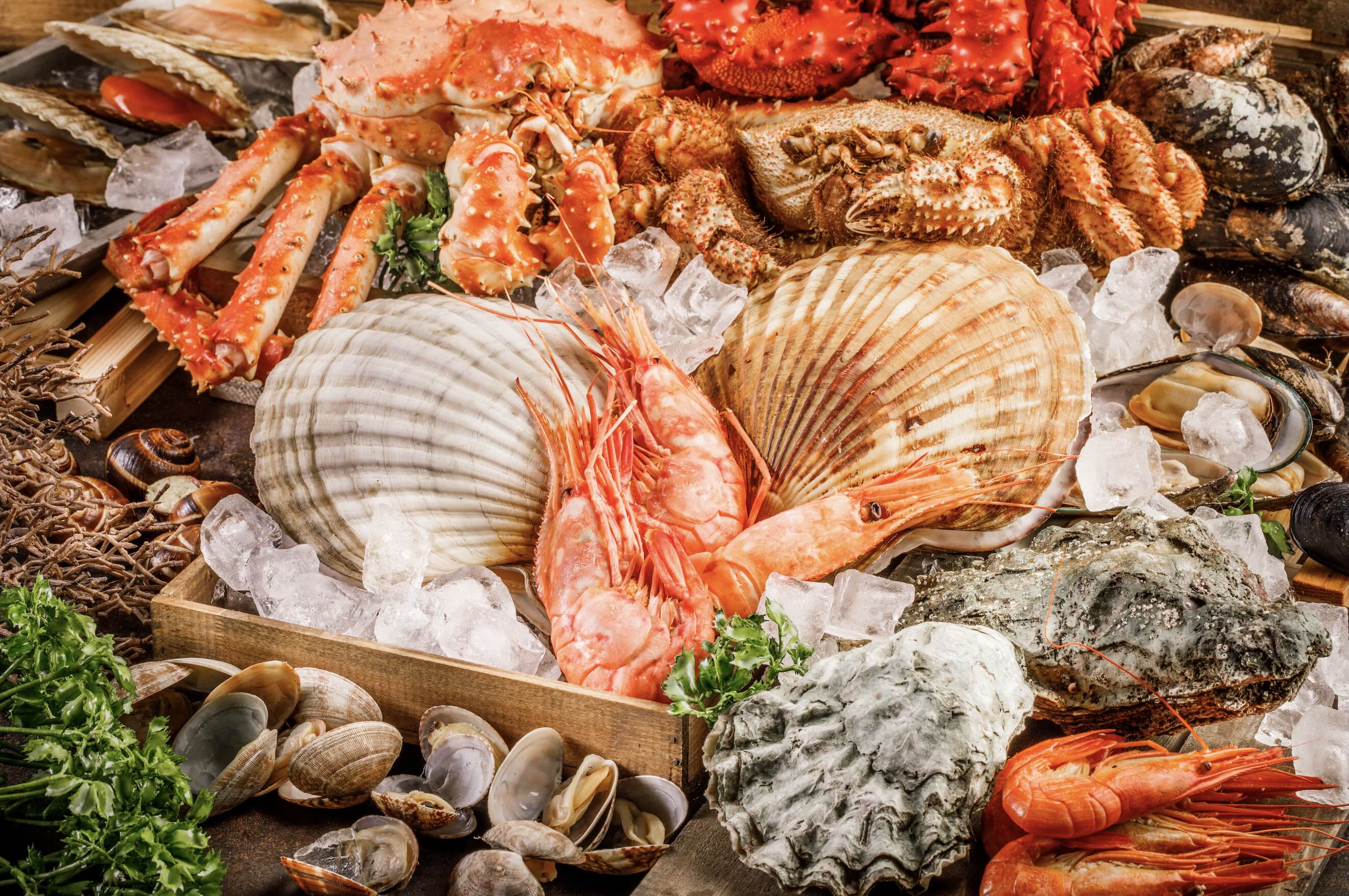 Verschiedene frische Meeresfrüchte wie Krabben, Muscheln und Garnelen auf Eis