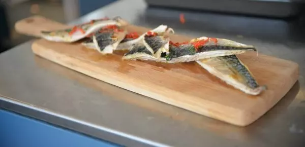 frische Makrelenfilets auf Holzbrett, gewürzt serviert